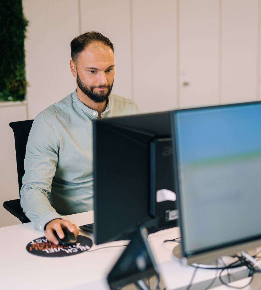 Man working on a laptop - symbolic image for Mautic and TYPO3 integration