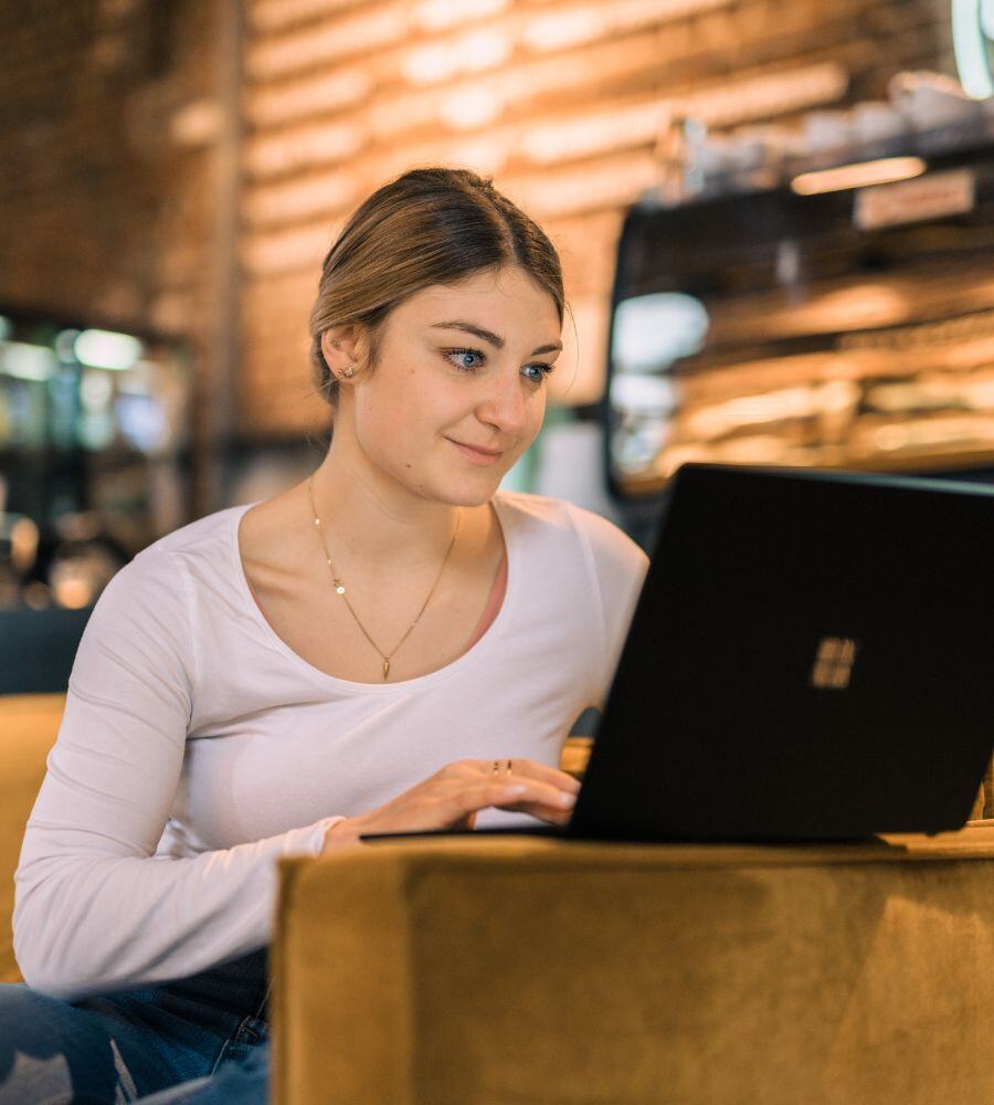 Frau arbeitet am Laptop - Symbolbild für Einrichtung Mautic