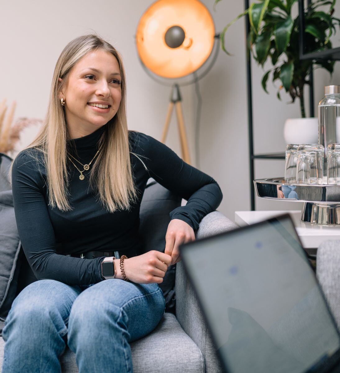 Frau ist im Gespräch und hört lächelnd zu - Change Management Beratung von SUNZINET