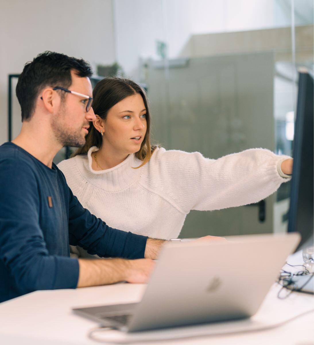 Man and woman discuss work on screens - Change management consulting from SUNZINET